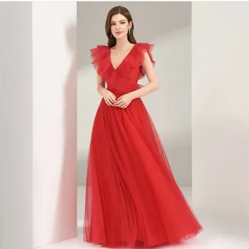 Duge večernje haljine od tila crvene boje s V-izrez, Elegantne haljine za maturalnu večer u podu sa volanima trapeznog oblika za žene